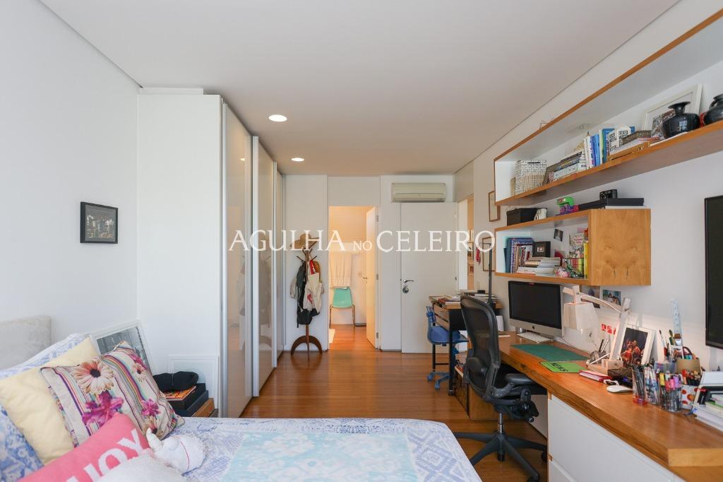 Casa de muito bom gosto para venda no Jardim Paulista. – CA0878