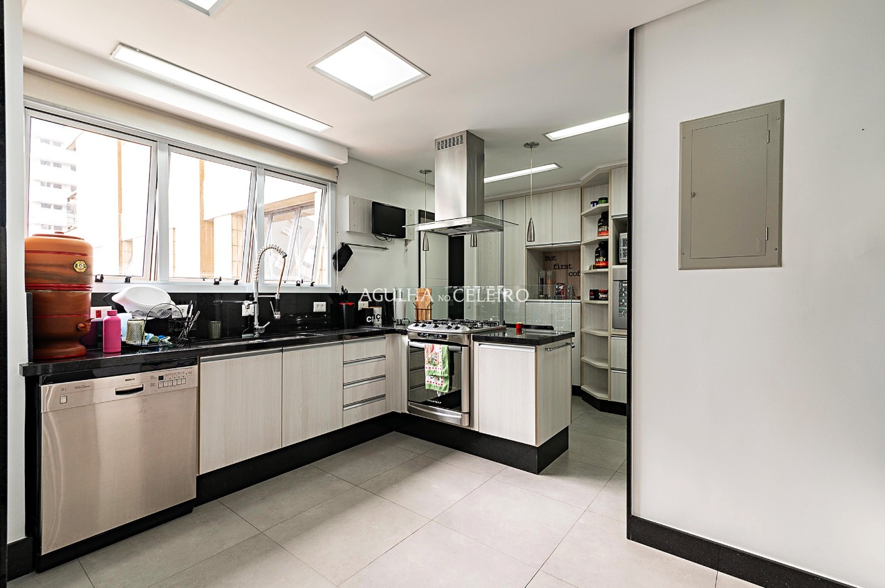 Totalmente Reformado, vista linda, fora de rota e muito conforto para venda em Moema. – AP7591