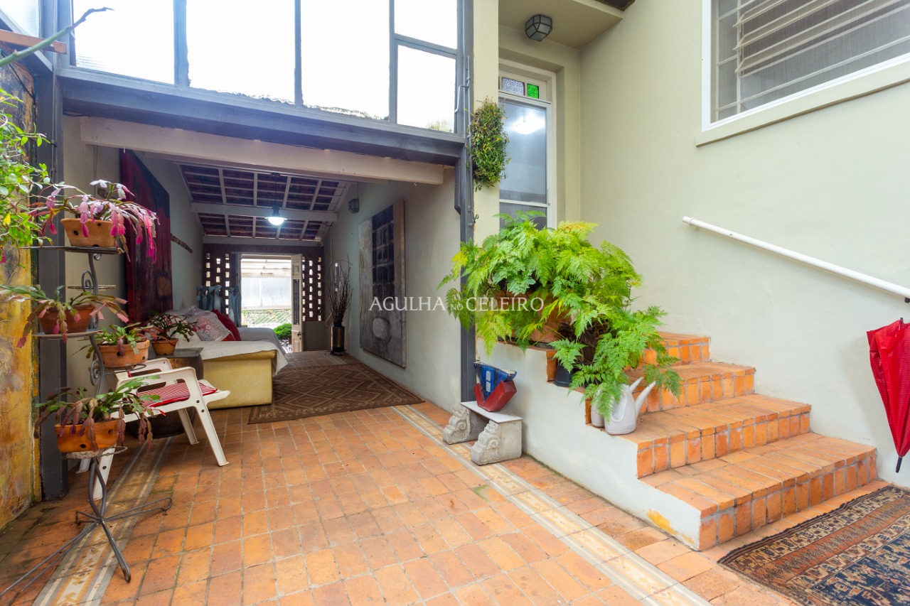 Casa com 04 dormitórios, Edícula e Piscina à venda no Jardim Paulistano – 10056