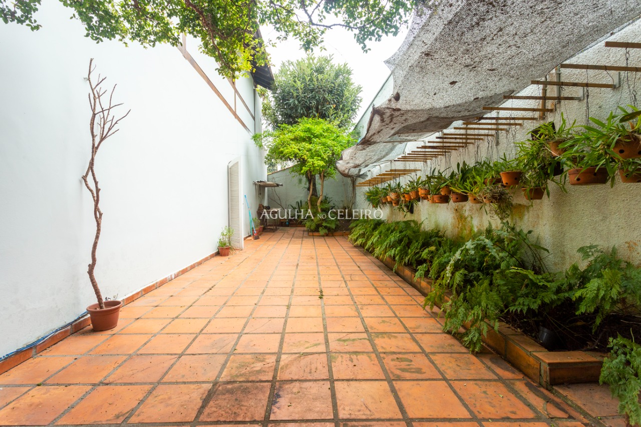 Casa com 04 dormitórios, Edícula e Piscina à venda no Jardim Paulistano – 10056