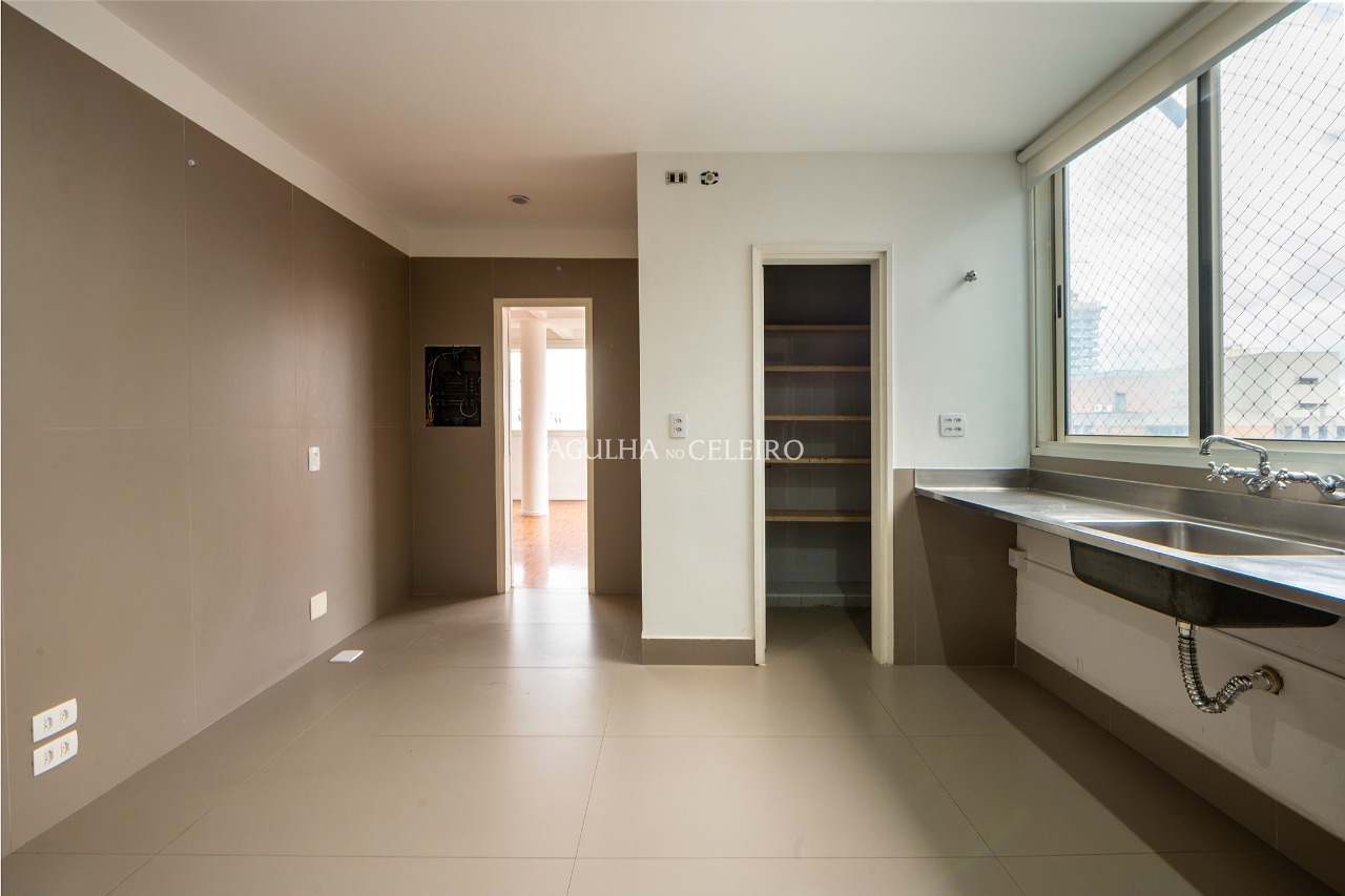 Apartamento amplo para reforma à venda no Jardim Europa – 13752