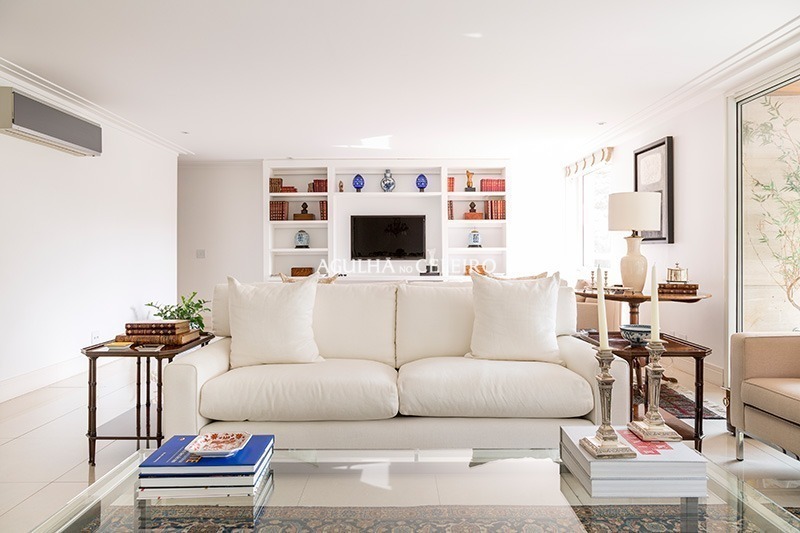 Espaçoso apartamento em prédio cobiçado com vasta iluminação natural. – AP5878