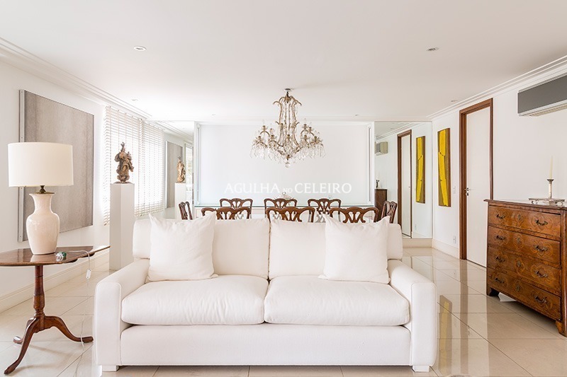 Espaçoso apartamento em prédio cobiçado com vasta iluminação natural. – AP5878