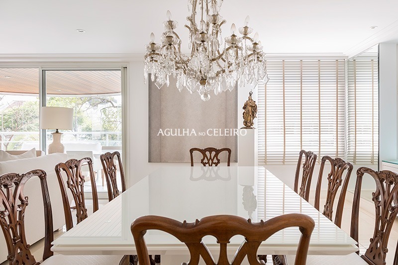 Espaçoso apartamento em prédio cobiçado com vasta iluminação natural. – AP5878