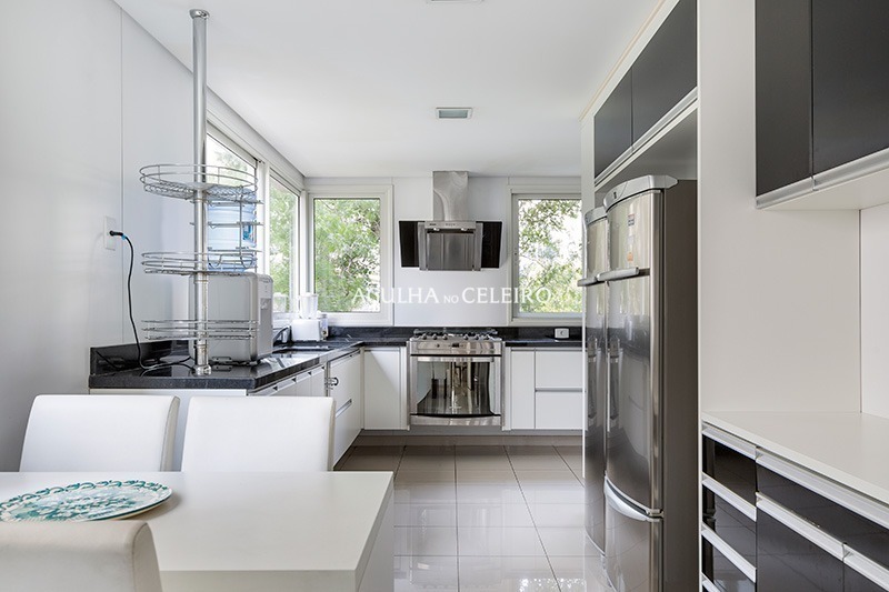 Espaçoso apartamento em prédio cobiçado com vasta iluminação natural. – AP5878