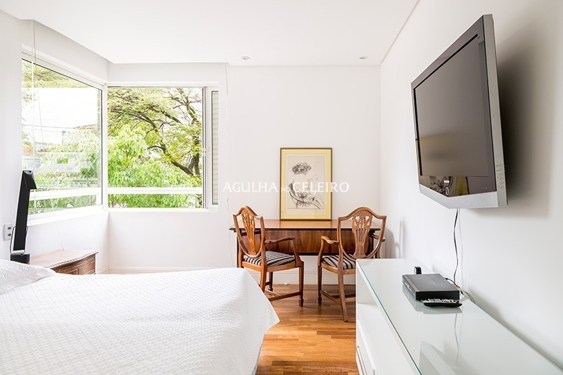 Espaçoso apartamento em prédio cobiçado com vasta iluminação natural. – AP5878