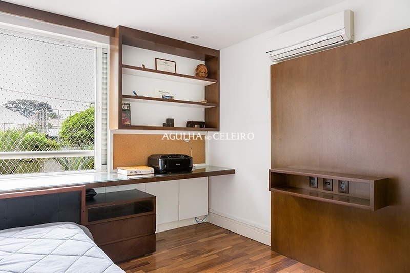 Espaçoso apartamento em prédio cobiçado com vasta iluminação natural. – AP5878