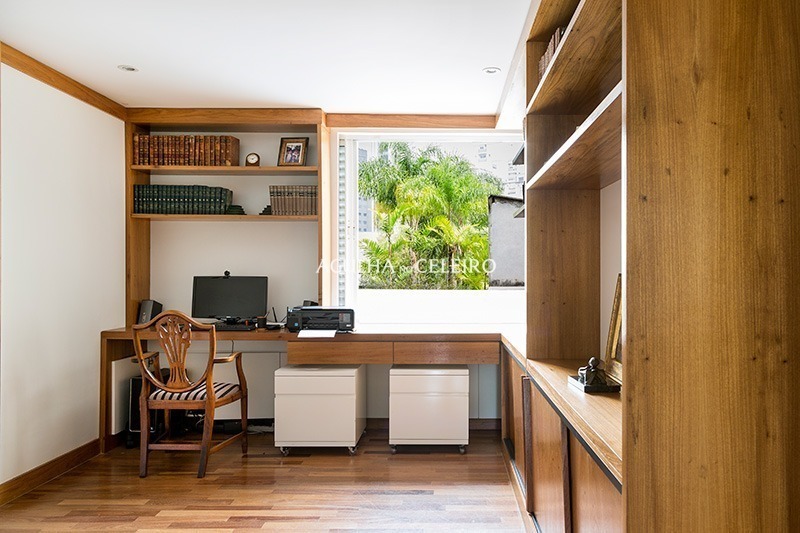 Espaçoso apartamento em prédio cobiçado com vasta iluminação natural. – AP5878