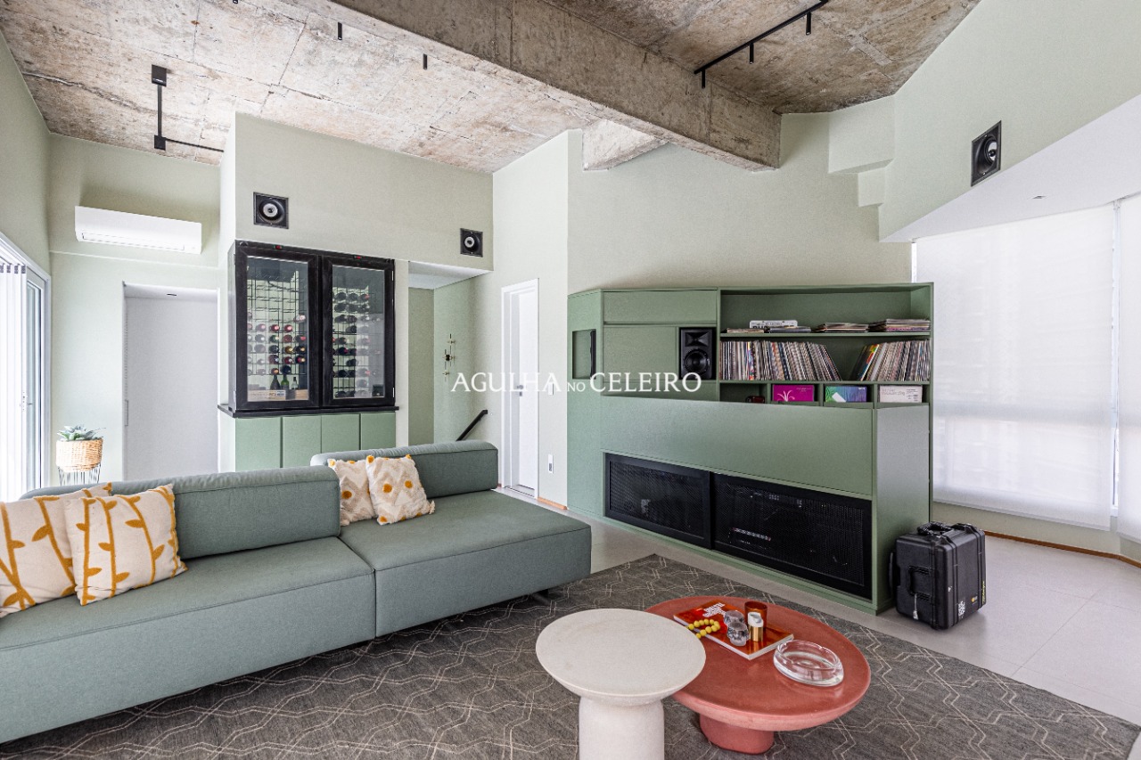 Cobertura reformada com piscina à venda em Moema – 16735