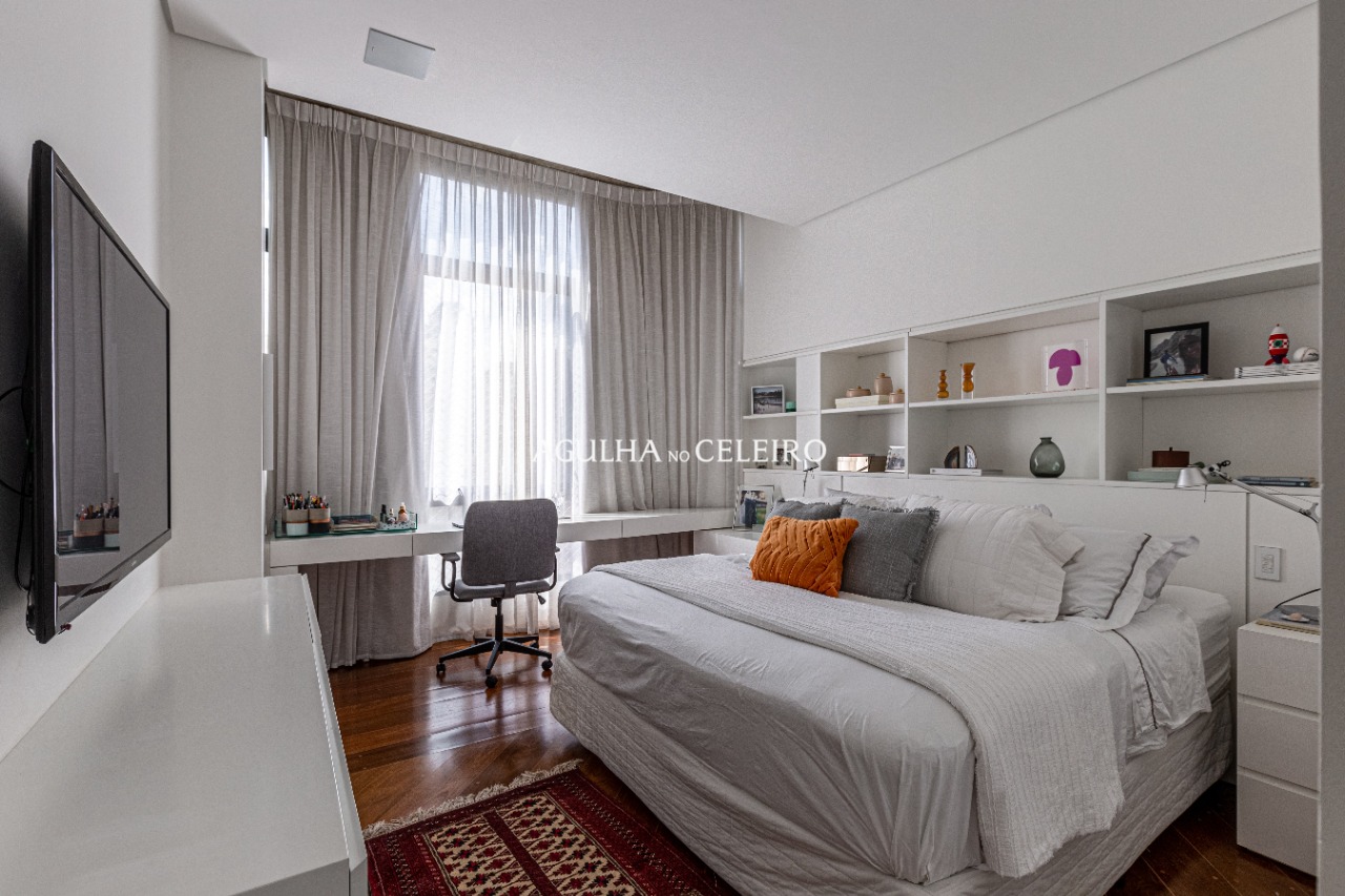 Cobertura reformada com piscina à venda em Moema – 16735