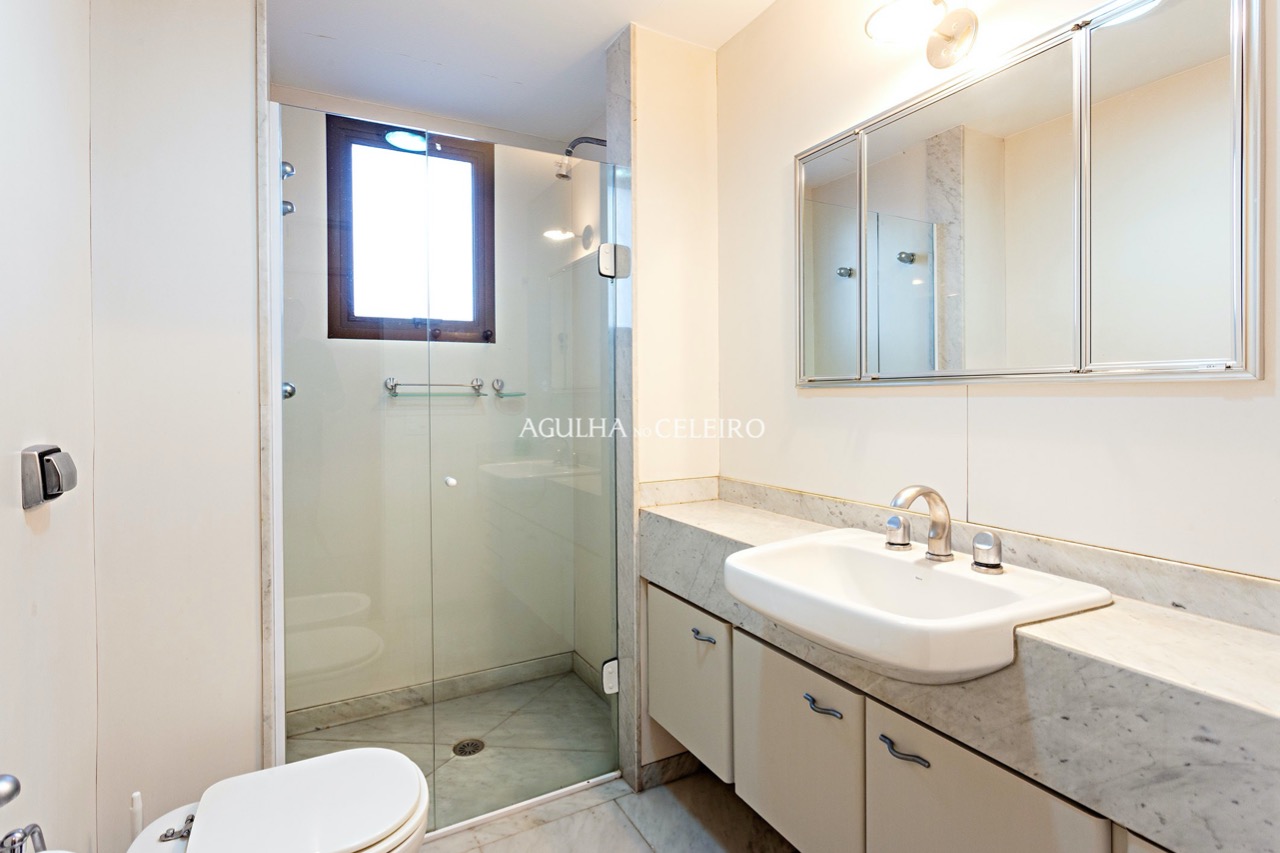 Apartamento espaçoso e bastante iluminado à venda na Vila Nova Conceição. – 16933