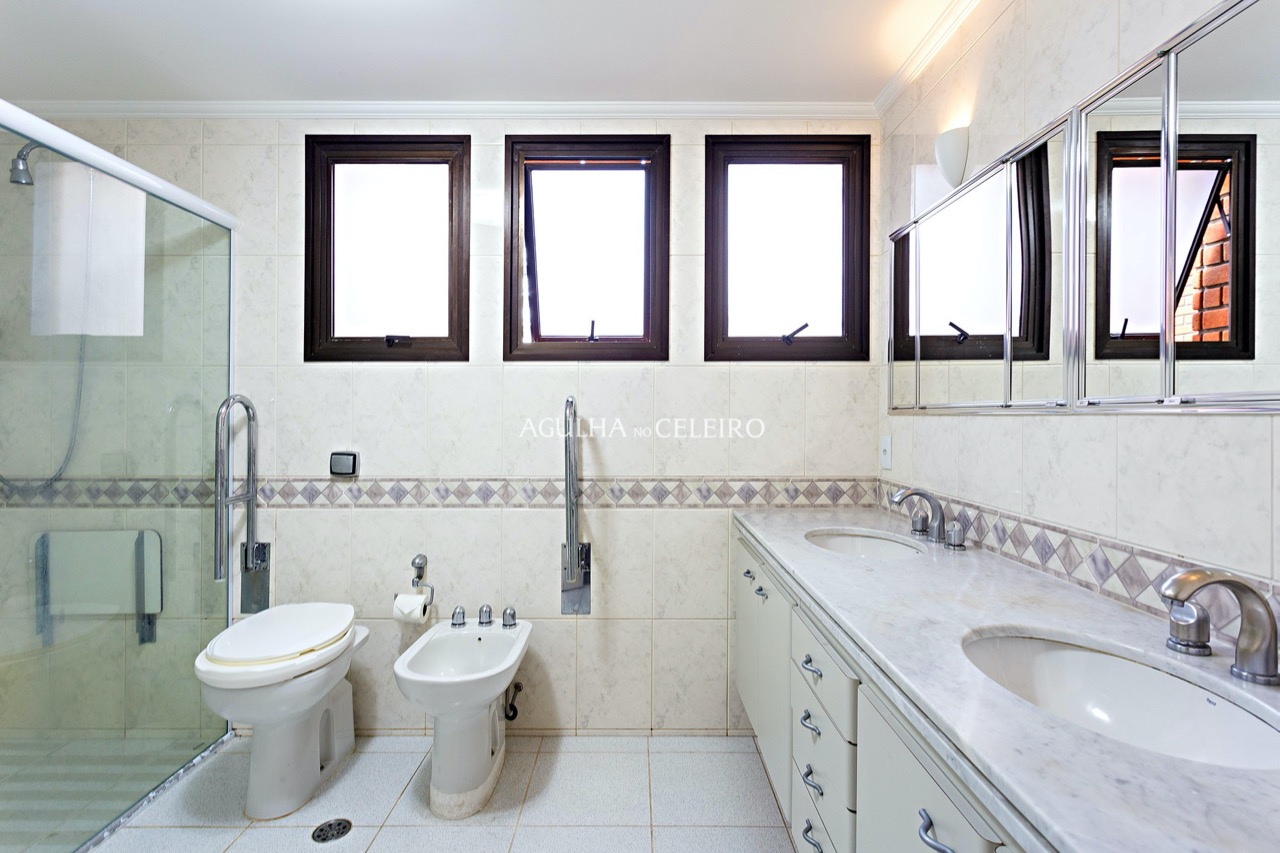 Apartamento espaçoso e bastante iluminado à venda na Vila Nova Conceição. – 16933