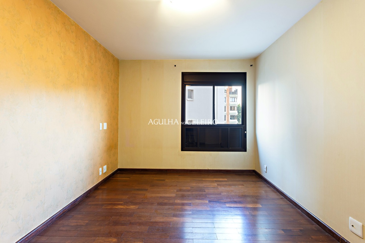 Apartamento espaçoso e bastante iluminado à venda na Vila Nova Conceição. – 16933