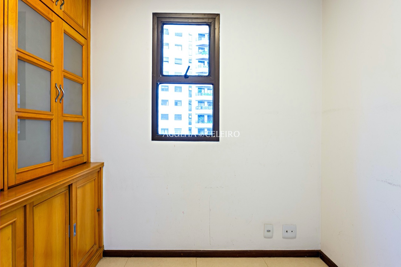 Apartamento espaçoso e bastante iluminado à venda na Vila Nova Conceição. – 16933