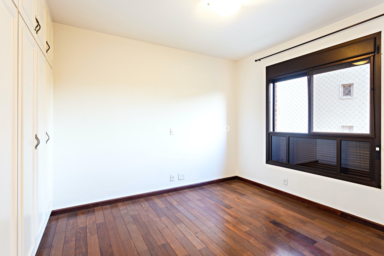 Apartamento espaçoso e bastante iluminado à venda na Vila Nova Conceição. – 16933