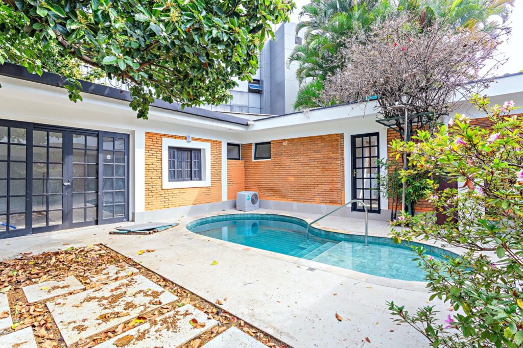 Delicioso quintal e muito alto astral para venda em Alto de Pinheiros. – CA1202