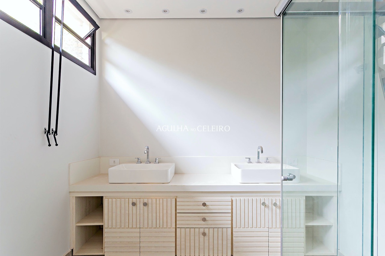 Delicioso quintal e muito alto astral para venda em Alto de Pinheiros. – CA1202