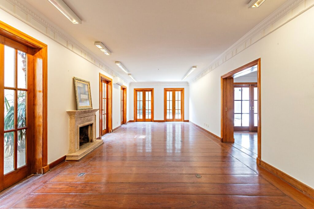 Casa com jardim para locação e venda no Jardim Paulista. – 17096