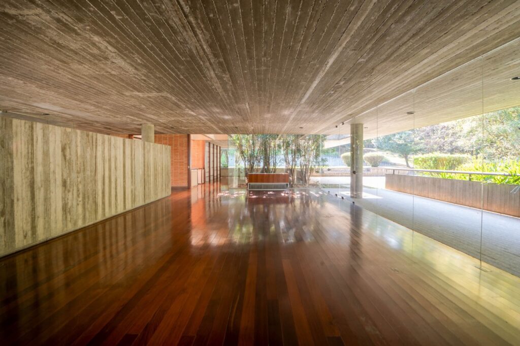 Rodeada de verde, arquitetura diferenciada, com muito potencial! – 17266