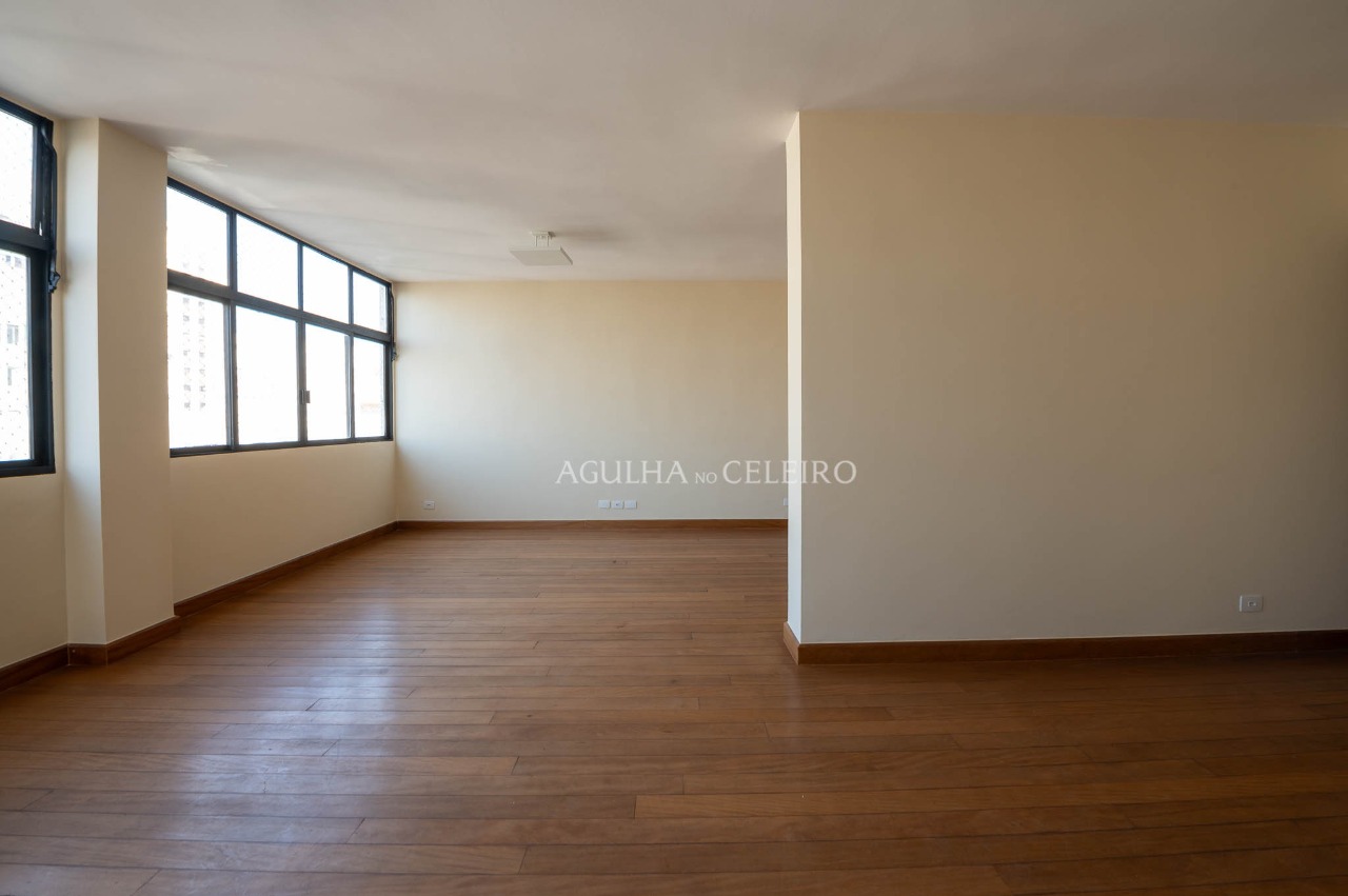 Apartamento com varanda no Itaim em rua tranquila. – 17276