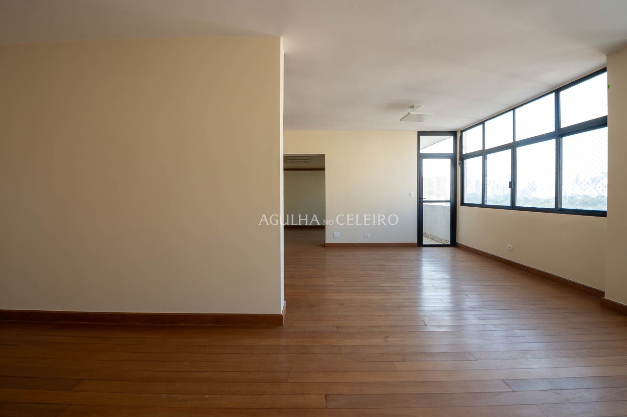 Apartamento com varanda no Itaim em rua tranquila. – 17276