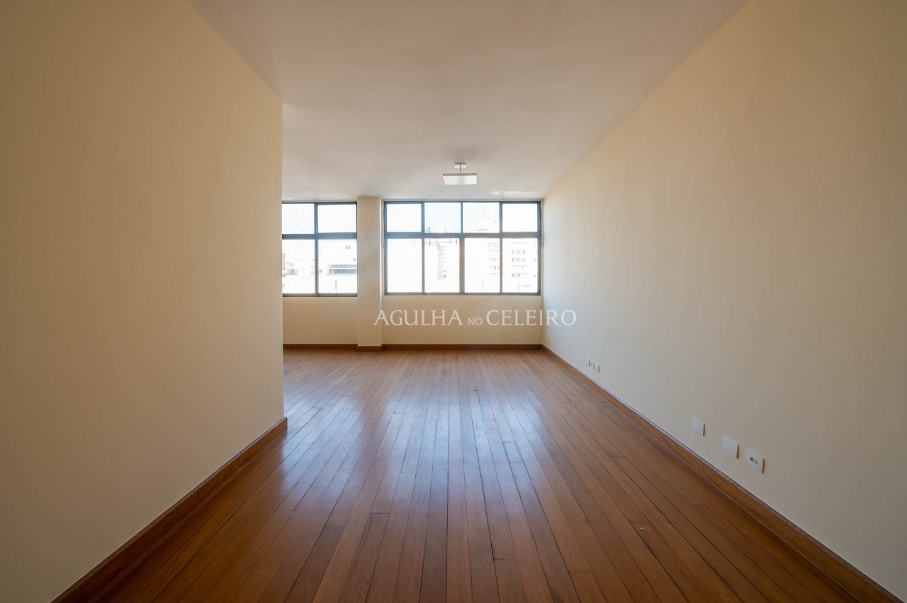Apartamento com varanda no Itaim em rua tranquila. – 17276
