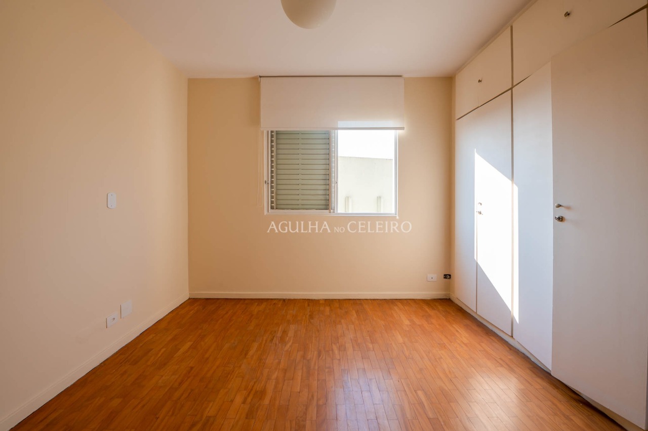 Apartamento com varanda no Itaim em rua tranquila. – 17276