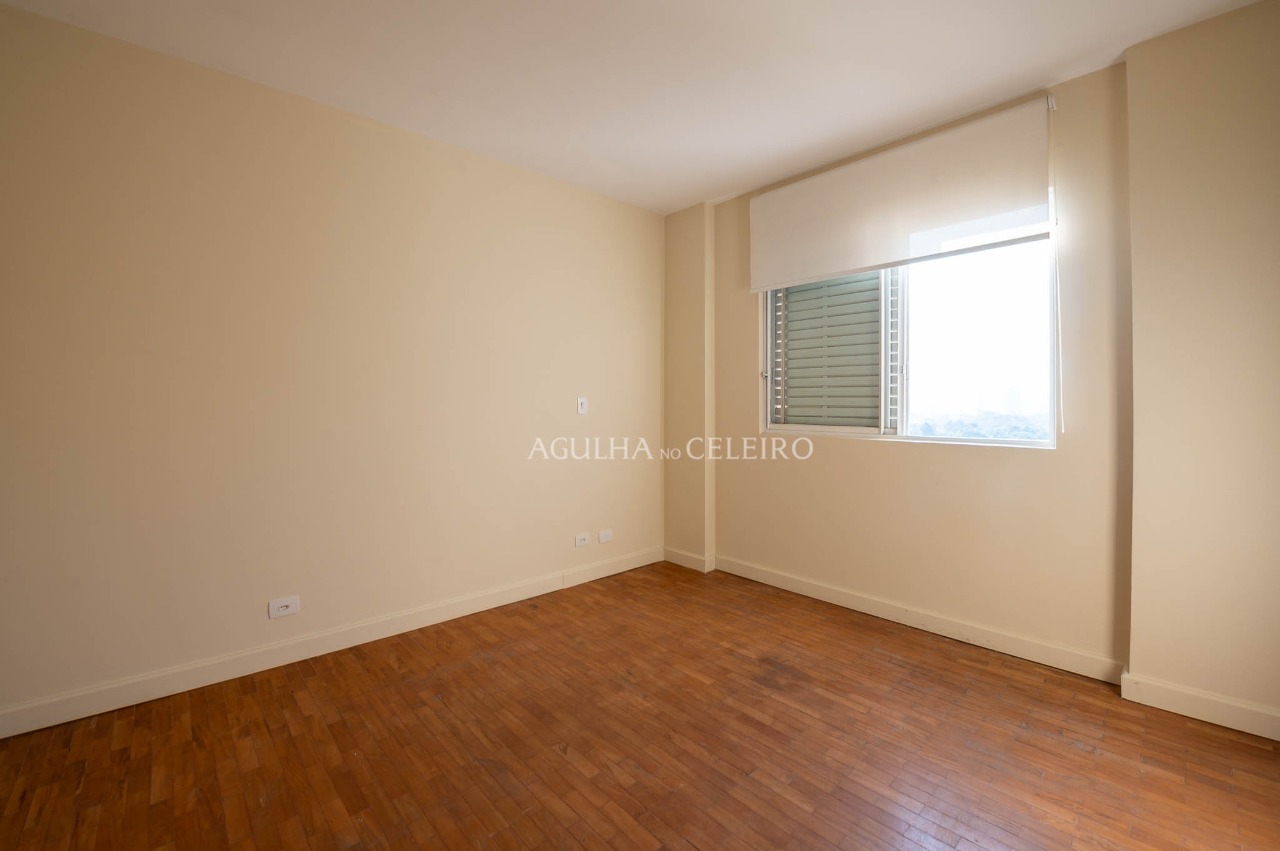 Apartamento com varanda no Itaim em rua tranquila. – 17276