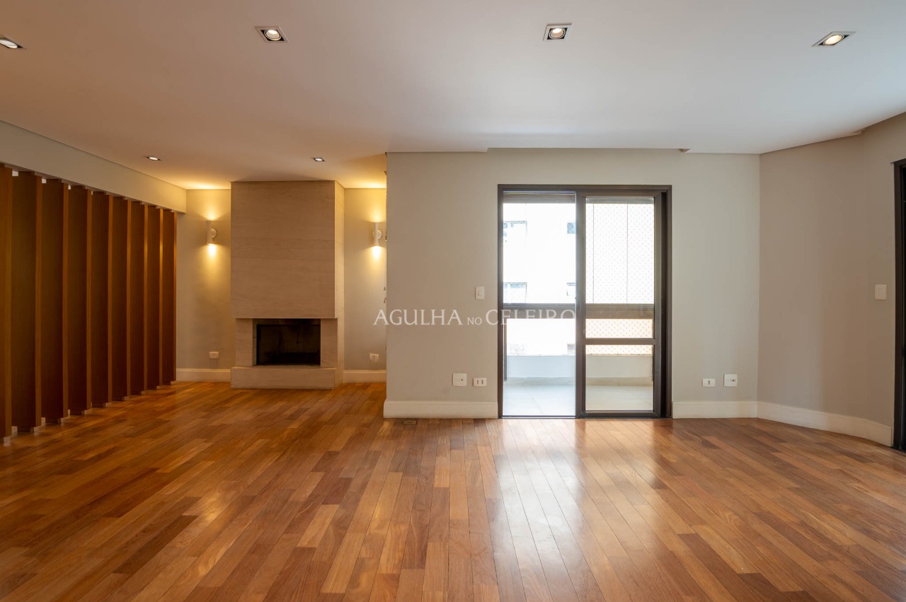 Apartamento reformado à venda em Moema – AP4235