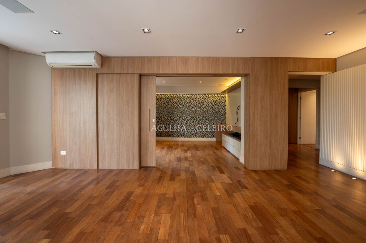 Apartamento reformado à venda em Moema – AP4235