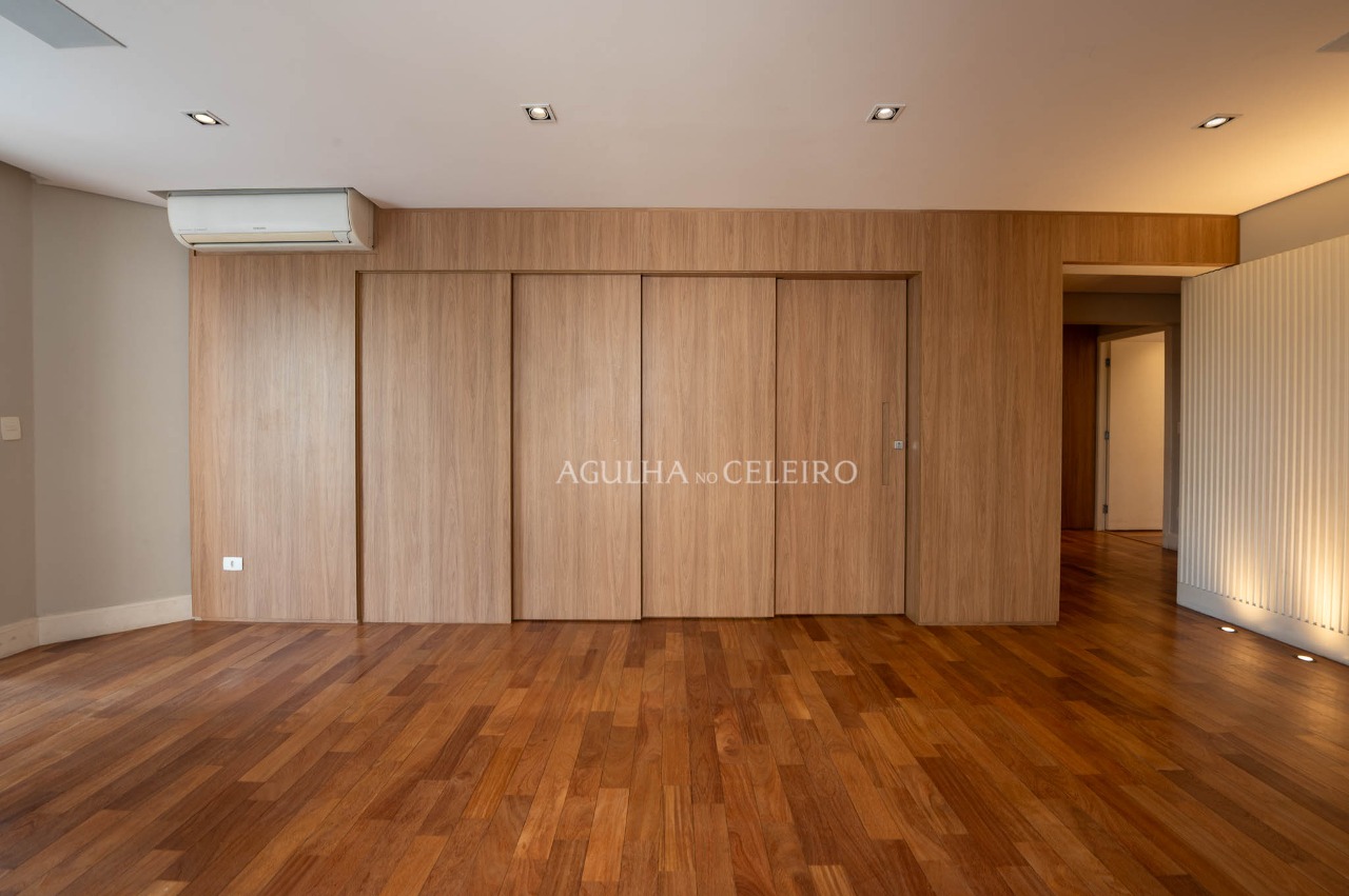 Apartamento reformado à venda em Moema – AP4235