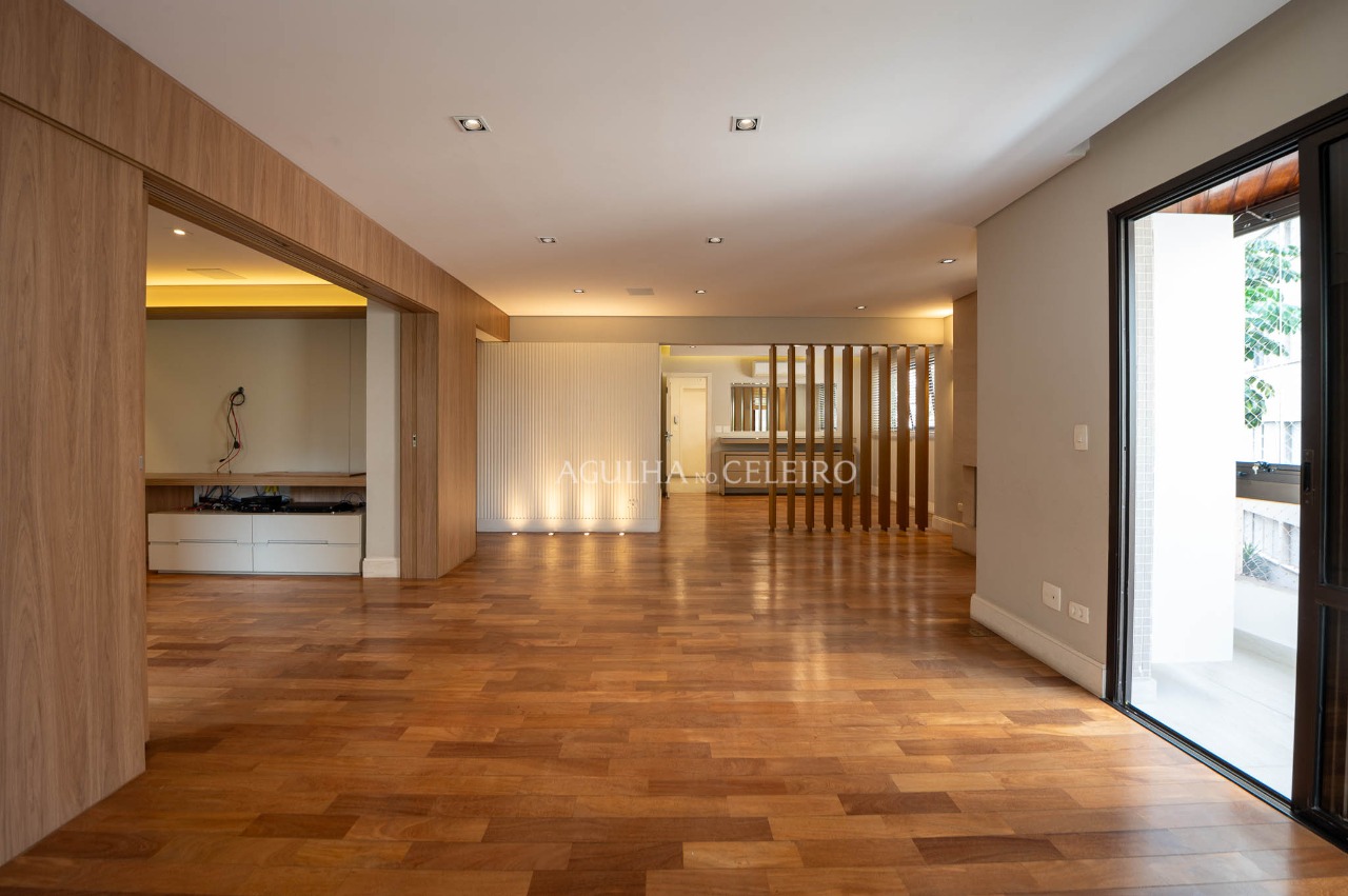 Apartamento reformado à venda em Moema – AP4235