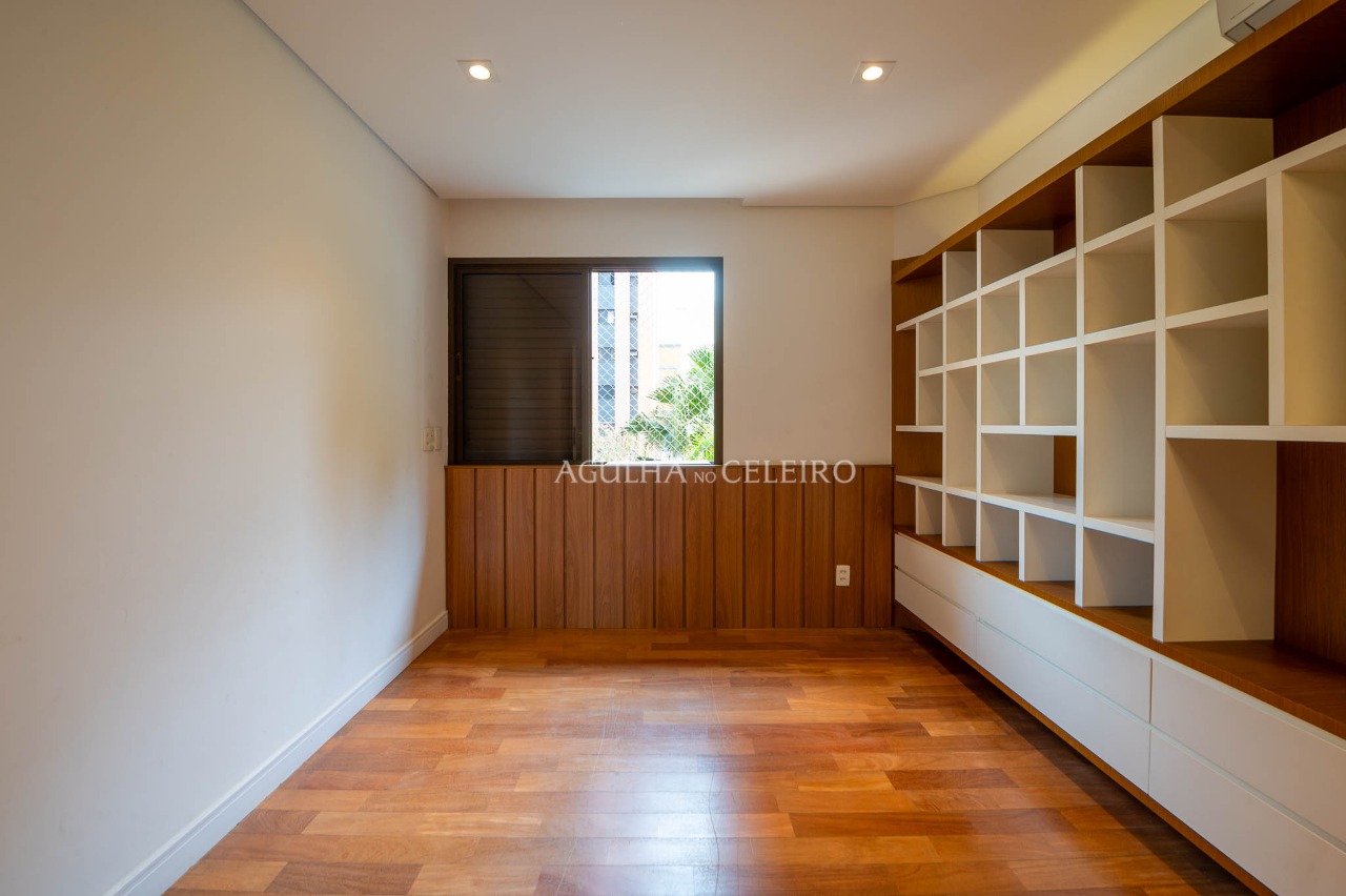 Apartamento reformado à venda em Moema – AP4235