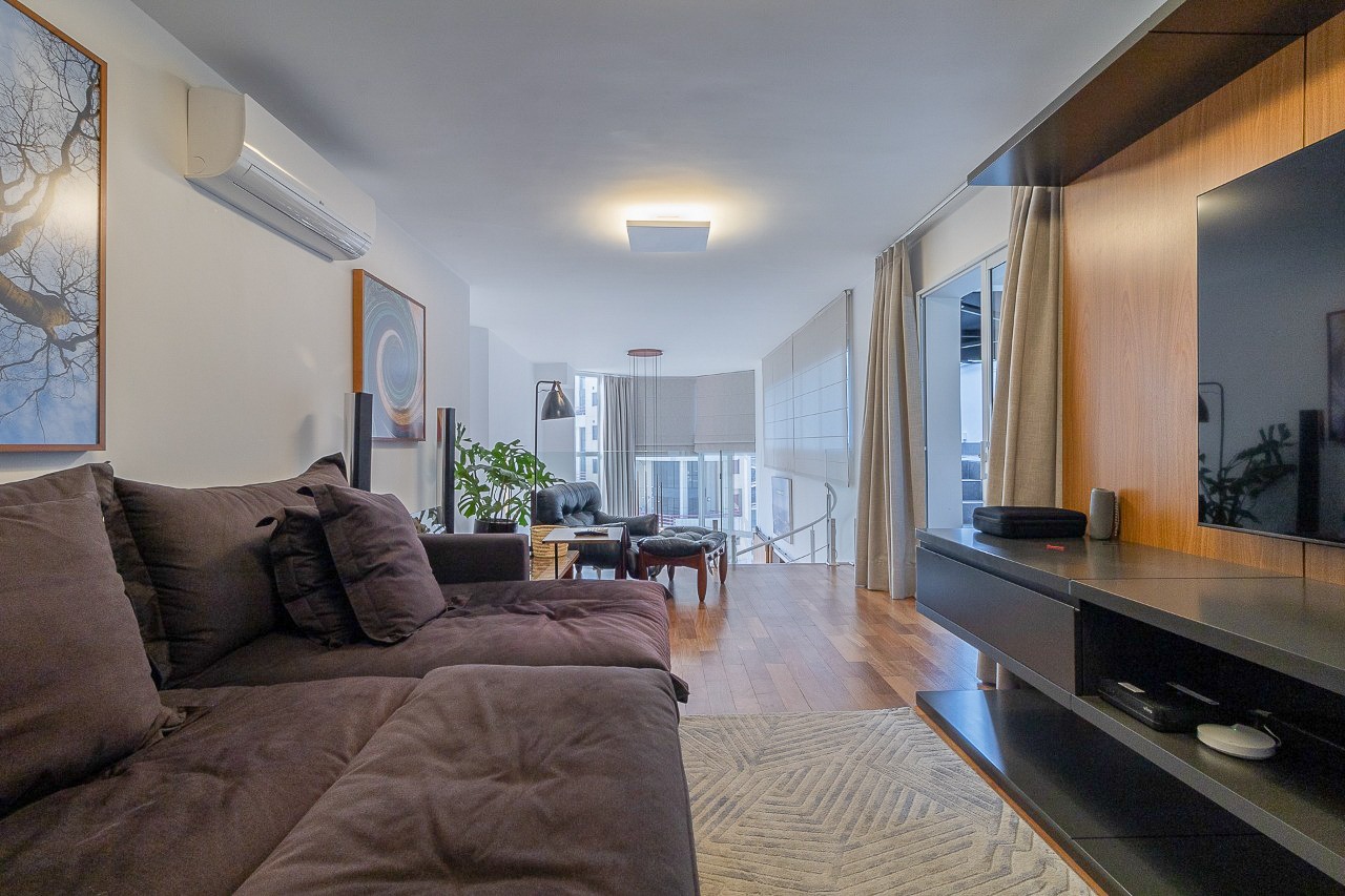 Cobertura com projeto moderno, iluminado e área externa super relaxante, no melhor do Itaim Bibi. – CO0570