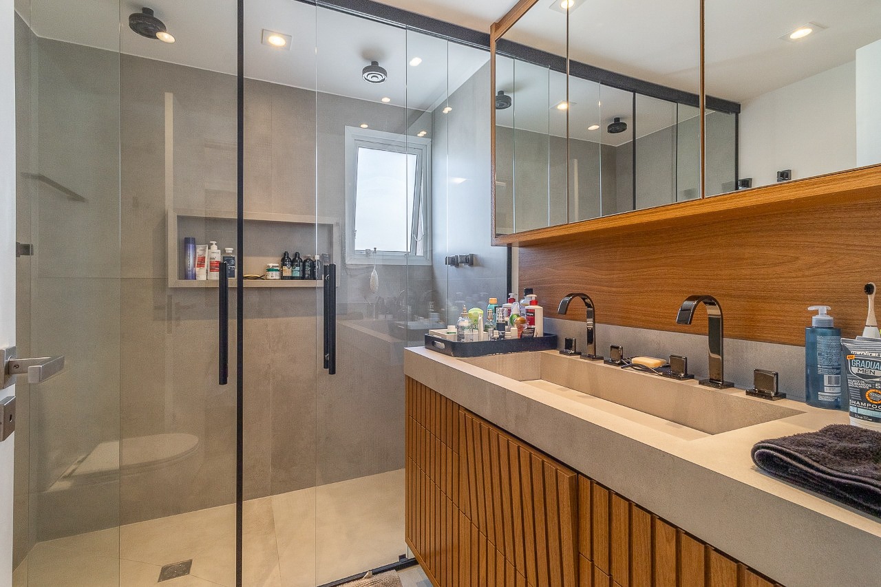 Cobertura com projeto moderno, iluminado e área externa super relaxante, no melhor do Itaim Bibi. – CO0570