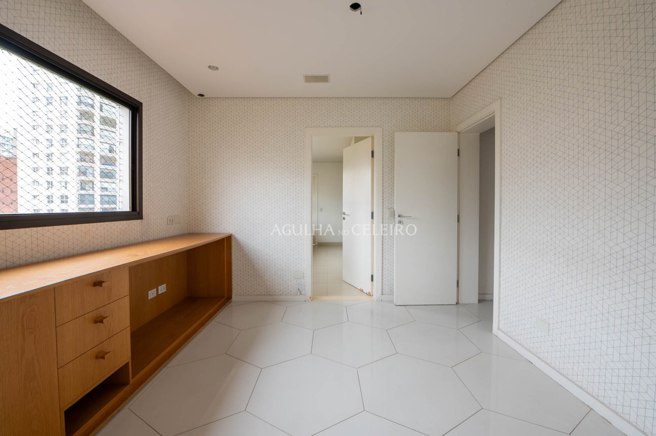 Apartamento com 4 suítes a 600 metros do Parque Ibirapuera à venda em Moema Pássaros. – 13881