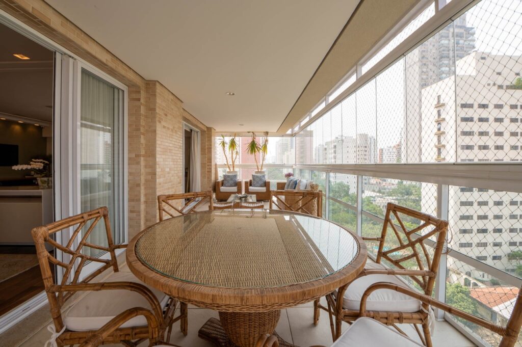 Apartamento amplo com uma varanda maravilhosa à venda em Moema. – 17271