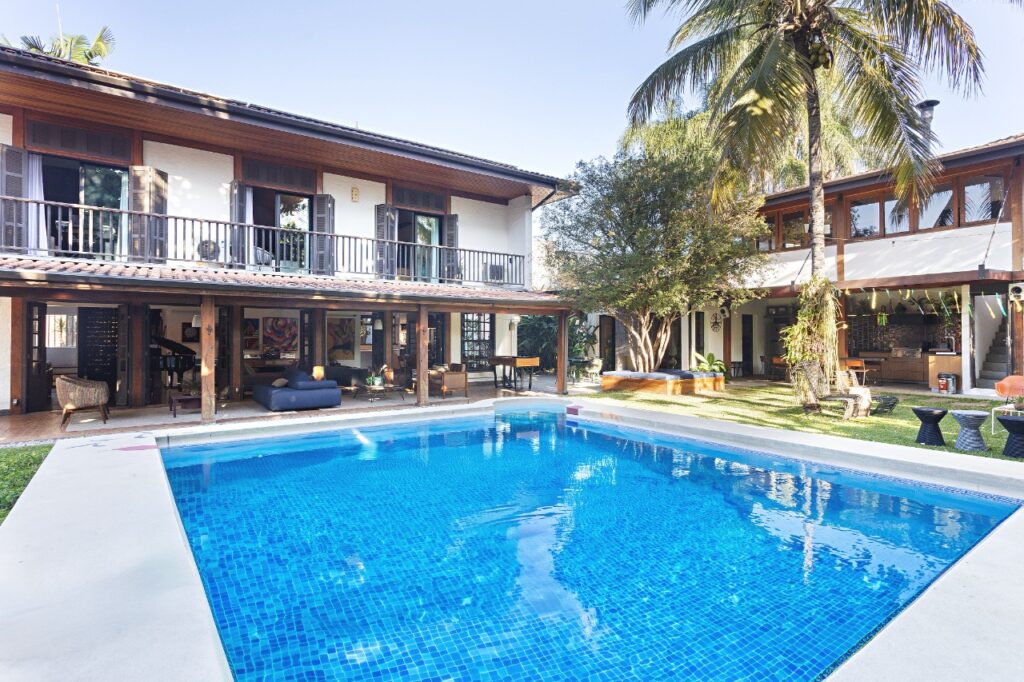 Casa em Alto de Pinheiros perfeita para relaxar e receber amigos, com terreno generoso e muito verde – 18352