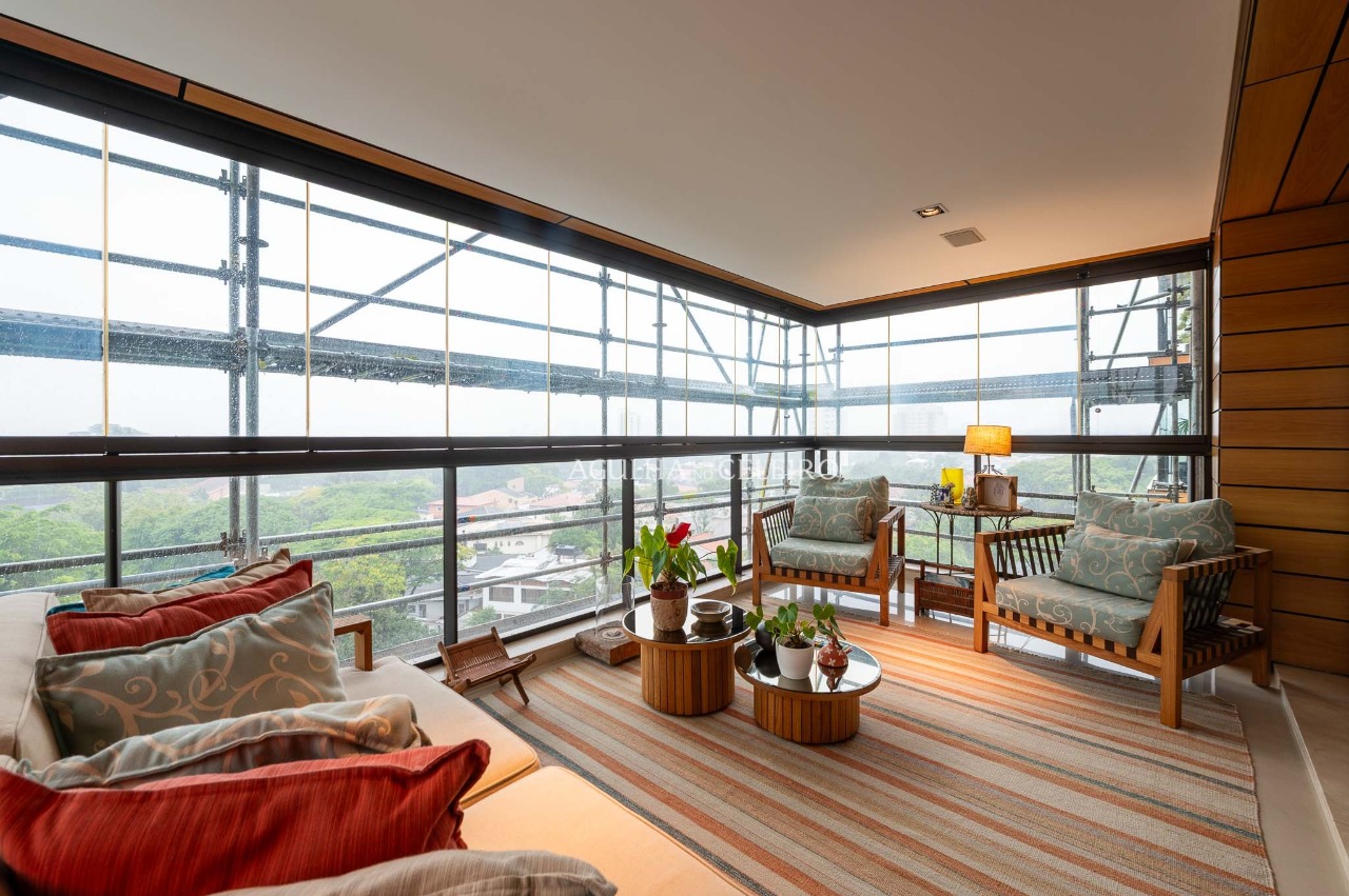 Apartamento com excelentes acabamentos e uma janela com uma vista maravilhosa, em Alto de Pinheiros. – 18518