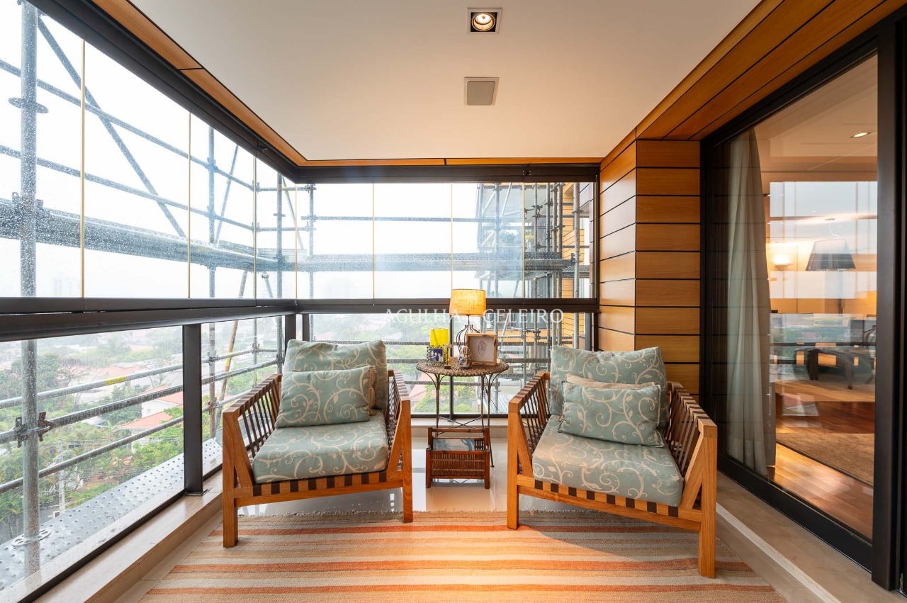 Apartamento com excelentes acabamentos e uma janela com uma vista maravilhosa, em Alto de Pinheiros. – 18518