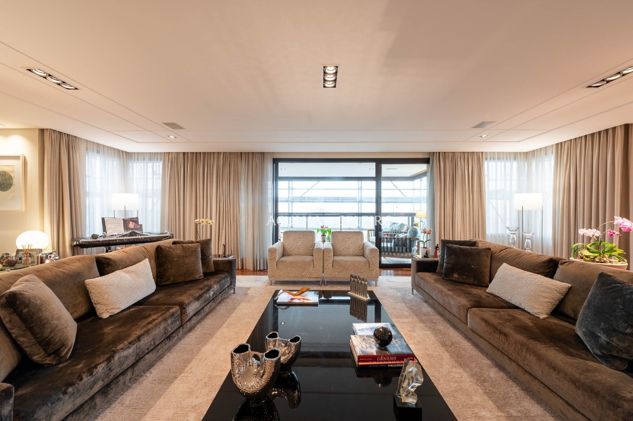 Apartamento com excelentes acabamentos e uma janela com uma vista maravilhosa, em Alto de Pinheiros. – 18518