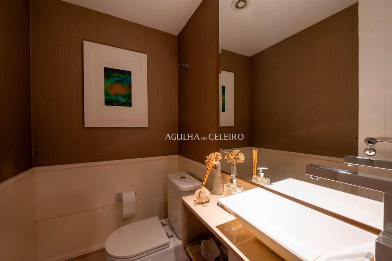 Apartamento com excelentes acabamentos e uma janela com uma vista maravilhosa, em Alto de Pinheiros. – 18518