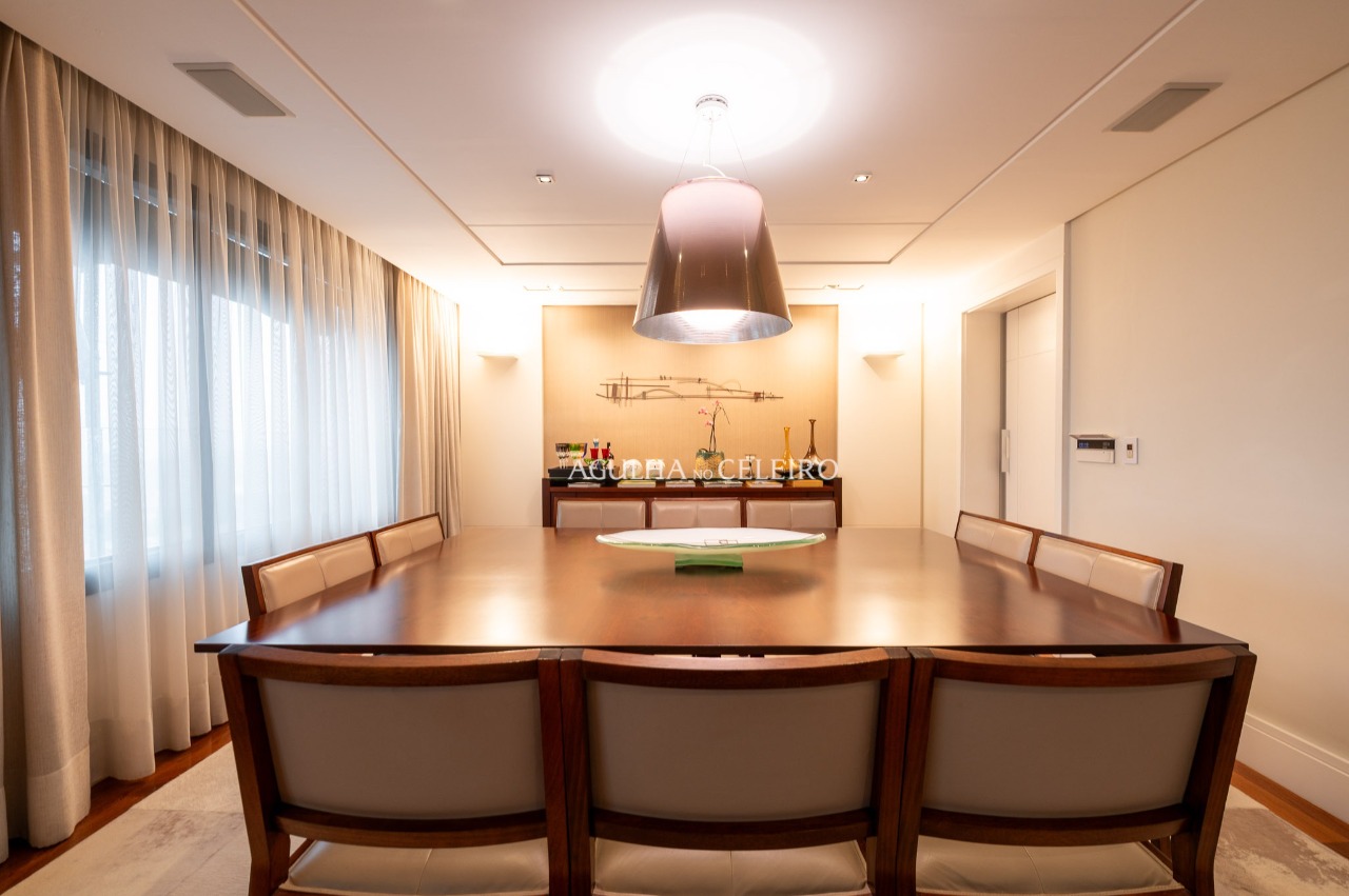 Apartamento com excelentes acabamentos e uma janela com uma vista maravilhosa, em Alto de Pinheiros. – 18518