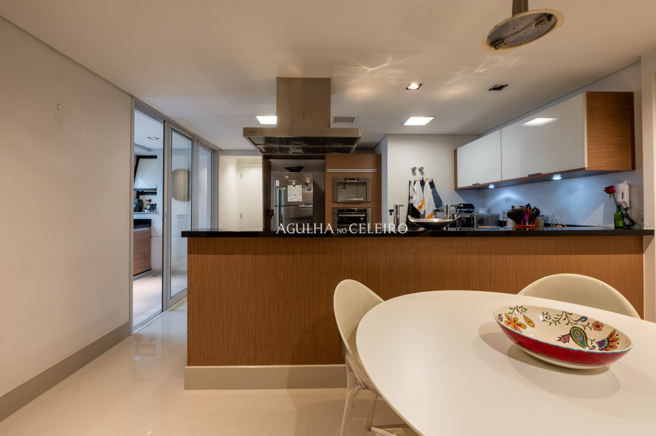 Apartamento com excelentes acabamentos e uma janela com uma vista maravilhosa, em Alto de Pinheiros. – 18518