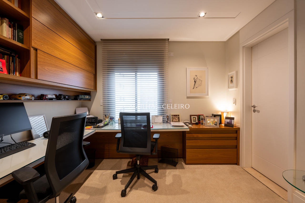 Apartamento com excelentes acabamentos e uma janela com uma vista maravilhosa, em Alto de Pinheiros. – 18518