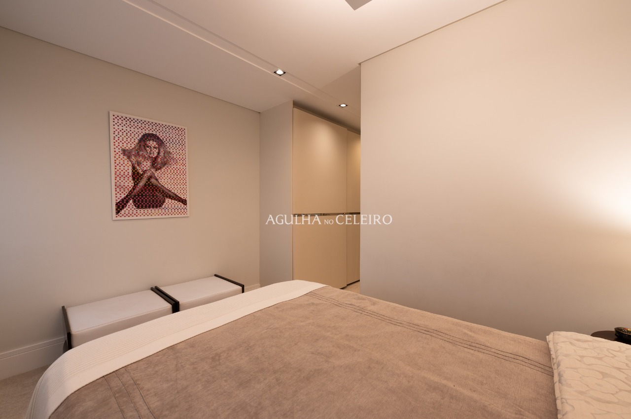 Apartamento com excelentes acabamentos e uma janela com uma vista maravilhosa, em Alto de Pinheiros. – 18518