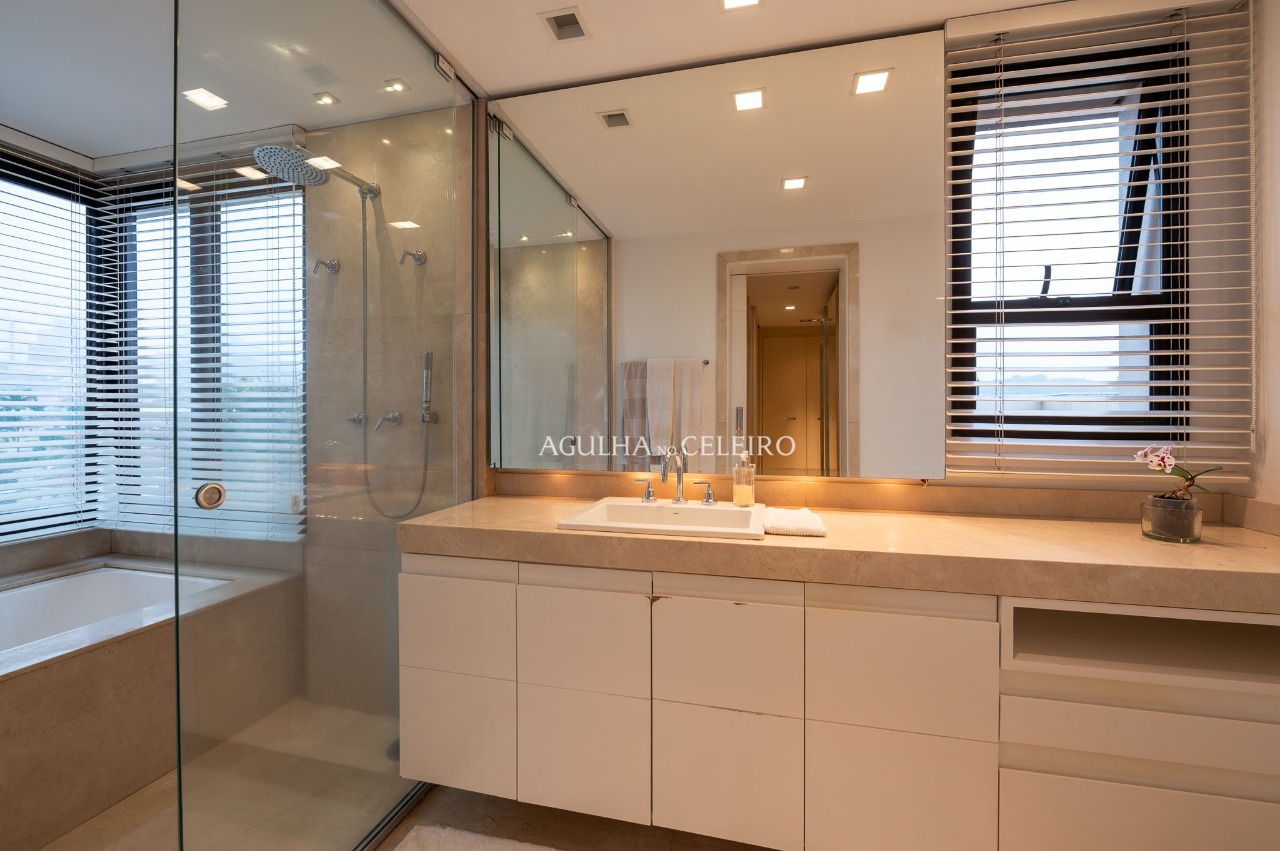 Apartamento com excelentes acabamentos e uma janela com uma vista maravilhosa, em Alto de Pinheiros. – 18518