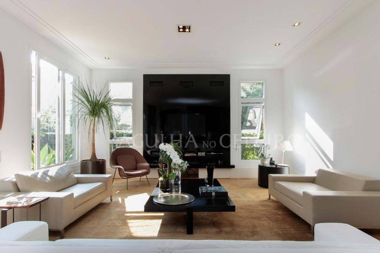 Casa familiar em localização privilegiada à venda no Jardim Paulistano. – CA0366