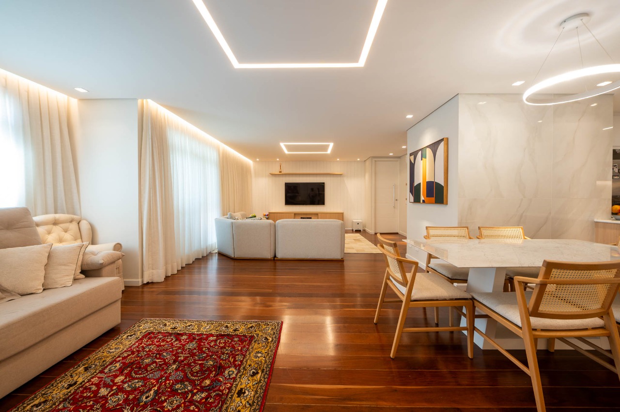 Apartamento recém reformado com planta singular à venda em Moema – 18412