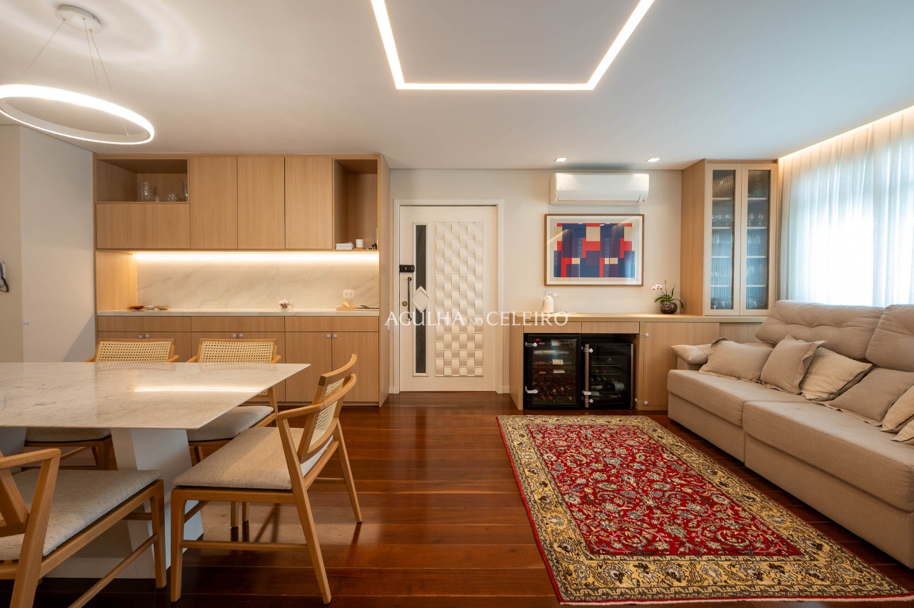 Apartamento recém reformado com planta singular à venda em Moema – 18412